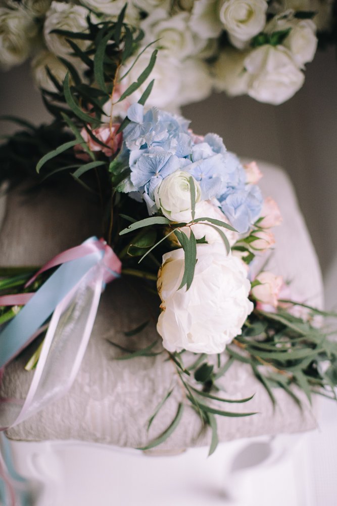 Букет невесты с гортензиями, пионами и розами