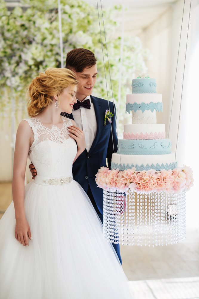 Свадебный торт на цветочных качелях