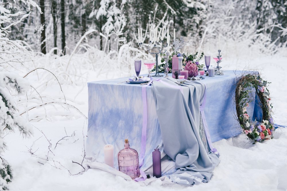 Декор свадебного стола в голубой гамме с фиолетовыми деталями