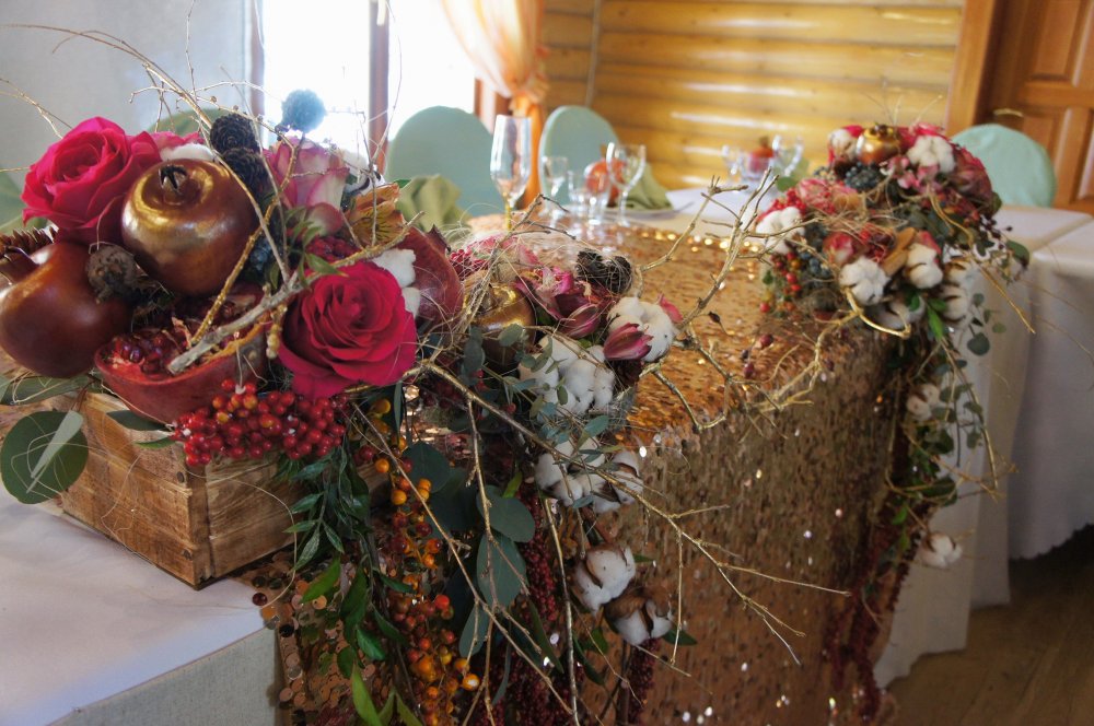 свадьба в стиле Бохо: гранаты, розы, винные пробки, хлопок, золотые ветви и пайетки