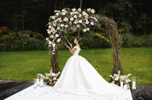 Невеста и арка выездной церемонии