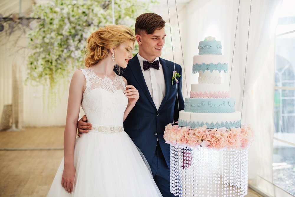 Свадебный торт на цветочных качелях