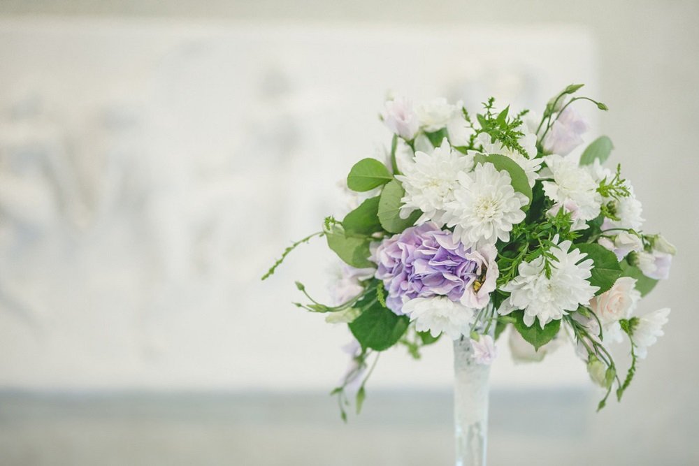 Оформление свадьбы в банкетном зале дачи Лингстрема в Санкт-Петербурге. В состав цветочных композиций входили розы, гортензии, эустома, орхидея, хризантема, зелень.