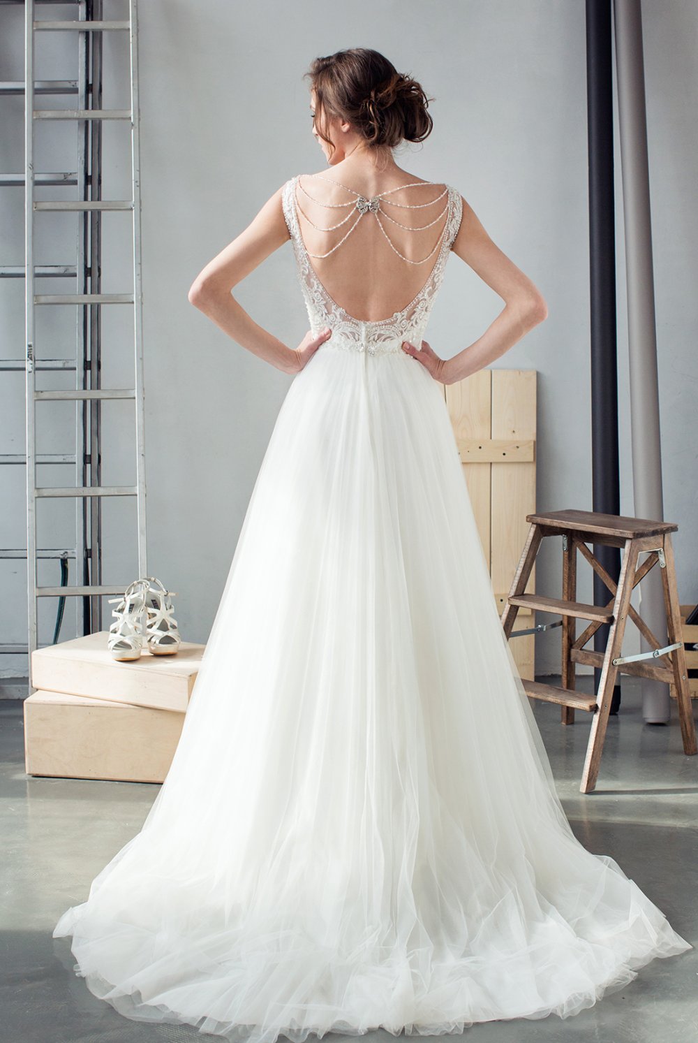 Свадебное платье с красивой спинкой, украшенной брошью в виде бабочки